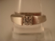 Hearts on Fire
純鉑金 pt1000 鑽戒 
主鑽0.22ct 八心八箭
重1.77錢 國際圍14號 
內徑約1.8cm