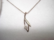 J0414 HOF Hearts on Fire  PT950項鍊墜子
主鑽 D:0.23ct 項鍊鍊長56cm
墜子 長:2.2cm 寬:0.8cm 厚:0.3cm 重1.02錢
盒子 保單   