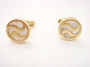 J0418

BVLGARI 寶格麗 18K黃K金 貝殼面 袖釦

有盒子 直徑10mm*厚度4mm 總長20mm