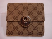 L0541

GUCCI 古馳 金色圓釦 米色 短夾

有盒子 120932.3661 長11(打開28)cm*寬12cm