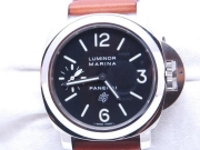 W1470
PANERAI 沛那海 PAM00005 LUMINOR MARINA LOGO
無單無盒 手動上鍊機芯 原廠皮帶 全部原裝
以下是公司中英文介紹
机芯：沛纳海OPII型手动上链机械式机芯，直径16½法分，17枚红宝石轴承，沛纳海板桥，Glucydur平衡摆轮，Nivarox游丝；每小时振频21,600次；Incabloc防震装置；动力储存56小时；拥有瑞士官方天文台认证（C.O.S.C.）
功能：时、分、小秒针显示 表壳：直径44毫米，AISI 316L抛光精钢 表圈：抛光精钢
表冠护桥：抛光精钢 镜面：蓝宝石水晶玻璃，以刚玉制成，厚3.5毫米，抗反光处理
防水深度：300米  表带：皮革表带

Luminor Marina Logo

Movement: hand-wound mechanical, Panerai OP II, 16½ lignes, 17 jewels, Côtes de Genève decoration on the bridges. Glucydur® balance with Nivarox®  I spring, 21,600 alternations/hour.
Incabloc® anti-shock device.
Power reserve 56 hours. 
Chronometer Certificate (C.O.S.C.).
Functions: hours and minutes, small seconds.
Case: diameter 44 mm. AISI 316L polished steel.
Bezel: polished steel.
Back: screw, steel. Logo engraved.
Device protecting the crown: (protected as a Trade Mark) polished steel.
Dial: black, with Arabic numerals and logo.
Crystal: sapphire, made from corundum, 3.5 mm thick. Anti-reflective coating.
Water-resistance: 300 metres.
Strap: gold calf with PANERAI personalised buckle.

