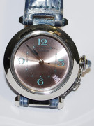W1555
CARTIER 卡迪亞 PASHA C 系列 
錶頭直徑 35mm Auto 自動上鍊機芯 
原廠鱷魚皮錶帶 摺疊扣
