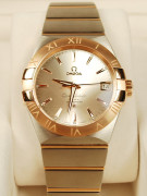 W1557 OMEGA 亞米茄 新款星座系列 玫瑰金 白鋼 透明錶背 
機芯型號: OMEGA 自製 同軸擒縱 CO-AXIAL 8500 自動上鍊機芯 
2012年4月 四月13日 新光三越A9館OMEGA專櫃 售出 台灣公司訂價NT$:261300    
隨附物件： 原廠錶盒.紅色保卡三張.說明書,全錶節齊全 
物件總評：100% 全新品 錶頭直徑39mm 
面交自取: 僅限北部各大鐘錶店驗錶,或是至新光三越A9館OMEGA專櫃驗錶. 